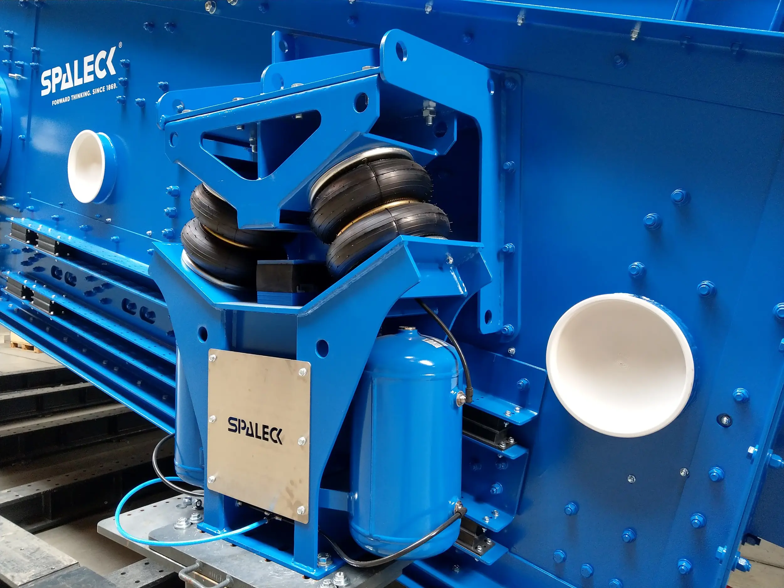Componente meccanico blu prodotto da SPALECK con sospensioni pneumatiche.