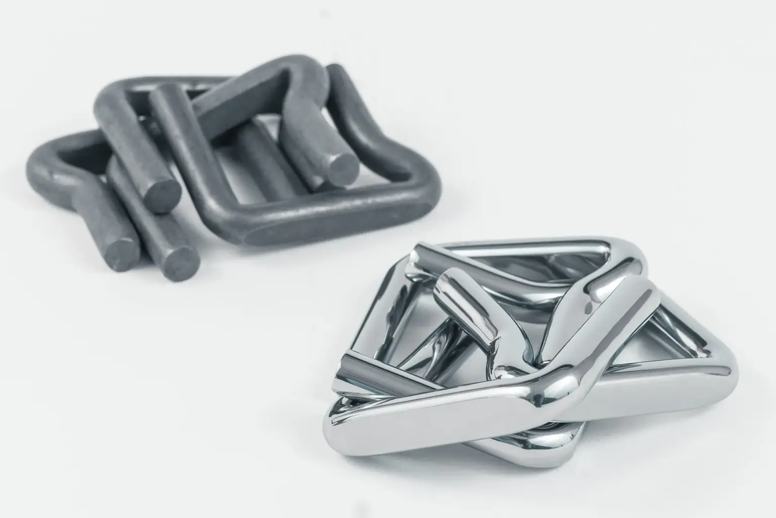 Confronto tra componenti metallici non trattati e quelli sottoposti a finitura galvanica.