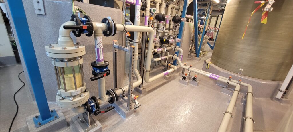 Sistema di tubazioni di un impianto di filtrazione in profondità in ambito industriale.