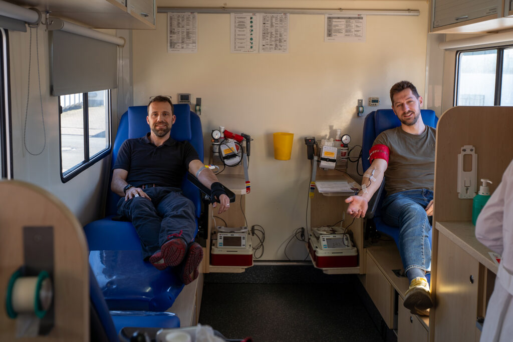 Due colleghi di Spaleck donano il sangue nell’autobus della Croce Rossa Tedesca (DRK) in occasione della giornata di donazione del sangue organizzata da Spaleck