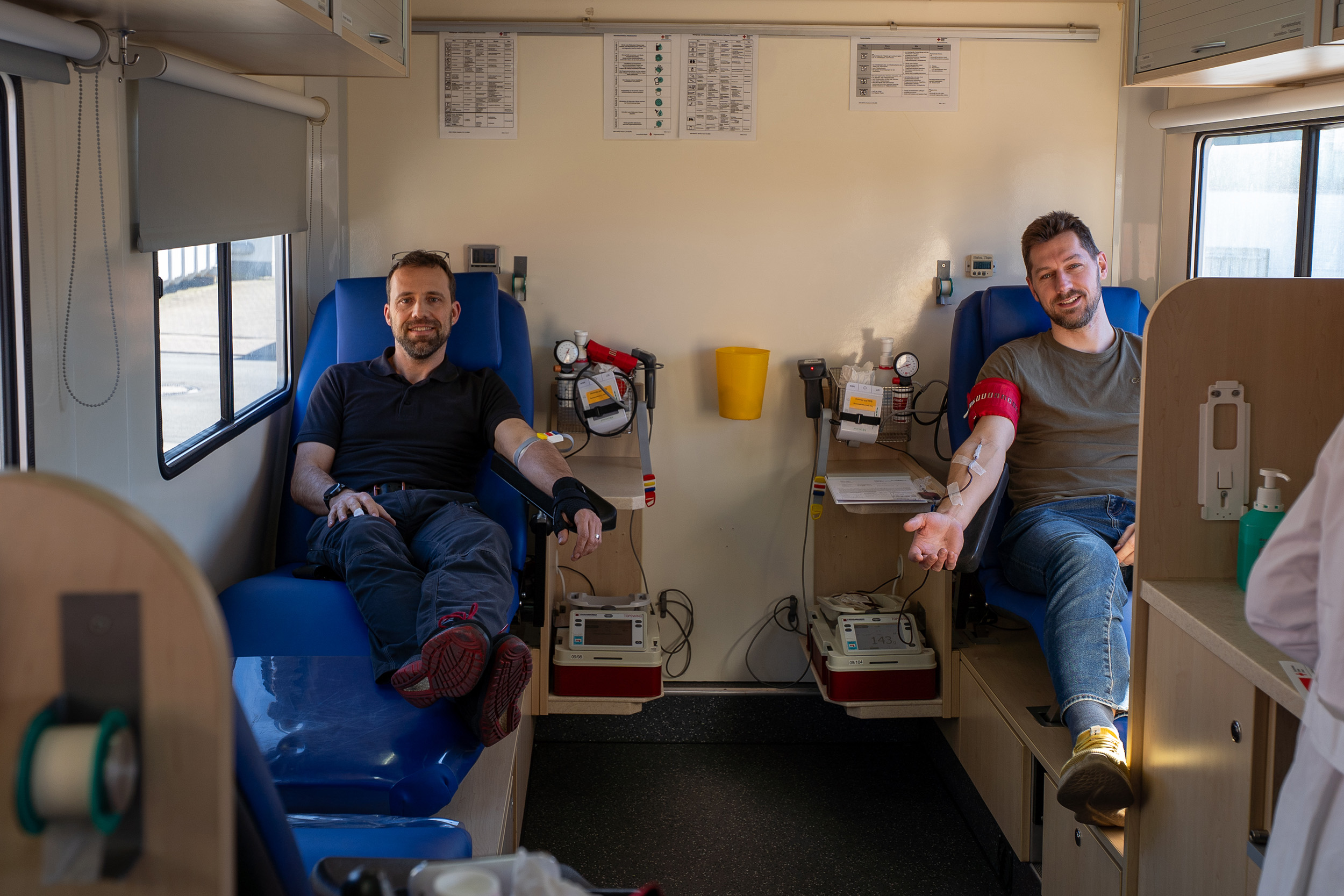 Due colleghi di Spaleck donano il sangue nell’autobus della Croce Rossa Tedesca (DRK) in occasione della giornata di donazione del sangue organizzata da Spaleck