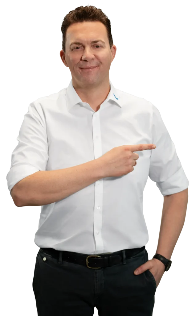 Un uomo con una camicia bianca indica di lato, in linea con il tema.