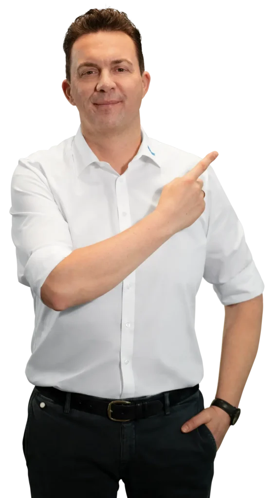 Un uomo con una camicia bianca indica con il dito di lato.