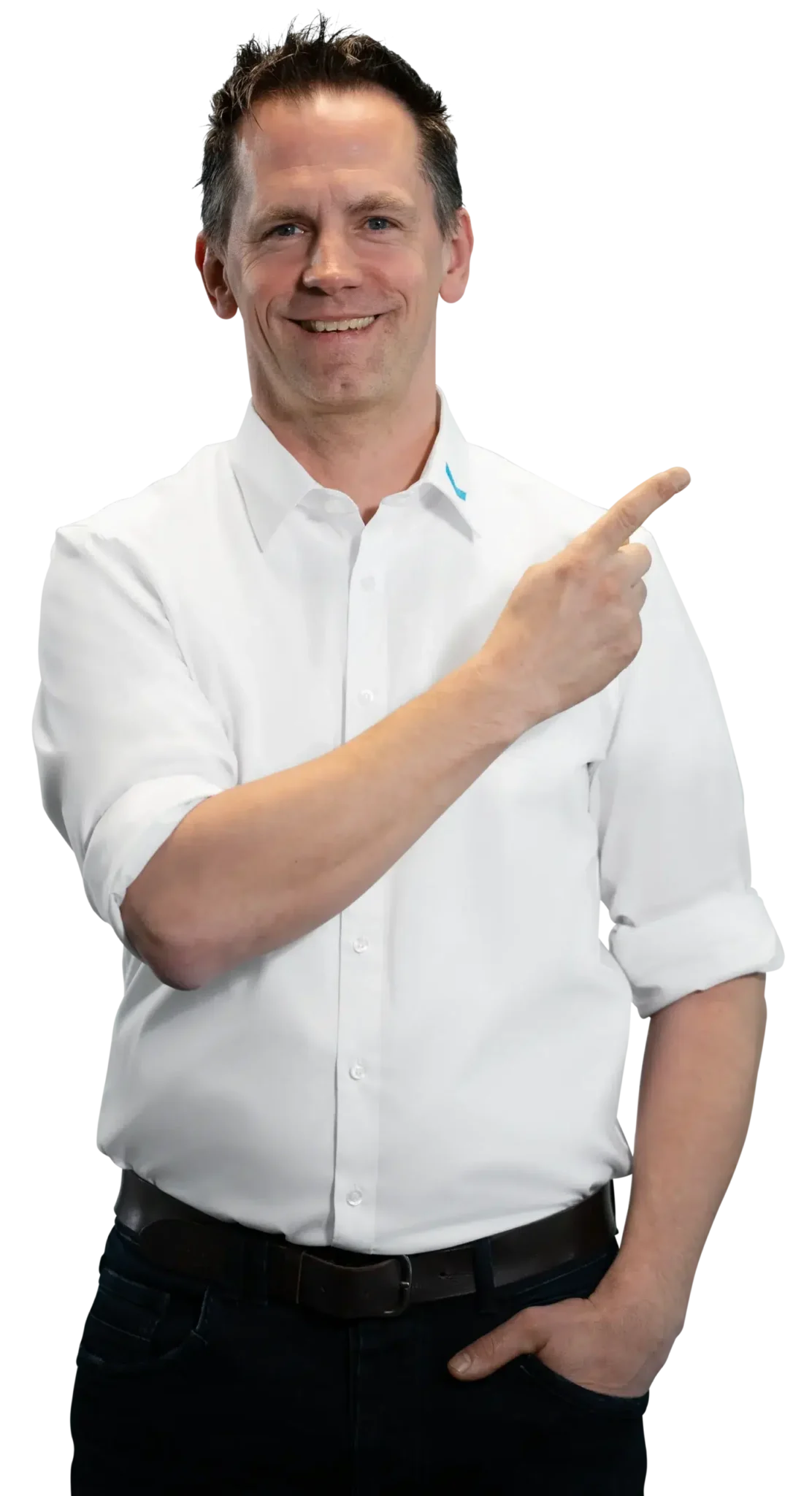 Un uomo in camicia bianca indica sorridendo di lato.