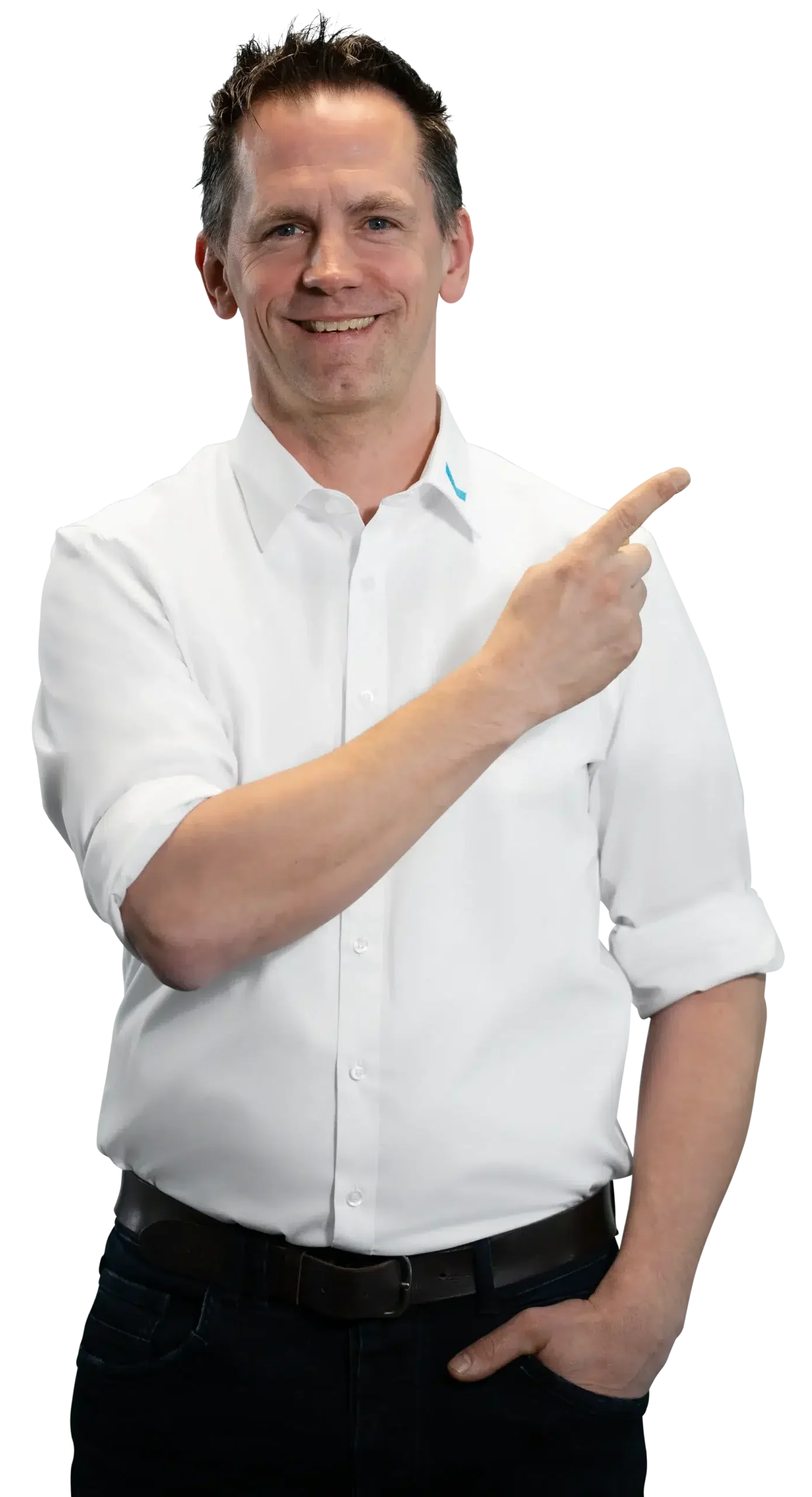 Un uomo in camicia bianca indica sorridendo di lato.