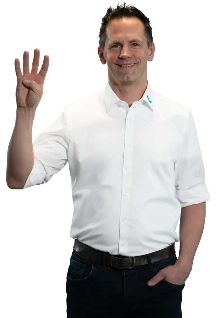 Un uomo con una camicia bianca alza quattro dita.