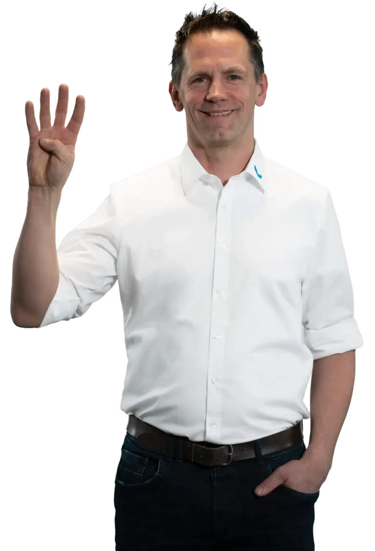 Un uomo con una camicia bianca alza quattro dita.