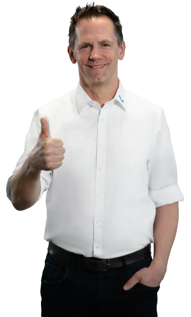 Un uomo in camicia bianca fa il segno del pollice in su, trattamento delle acque industriali e di servizio.