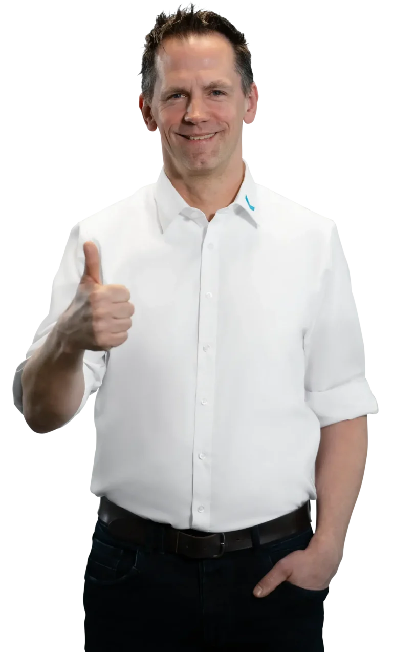 Un uomo in camicia bianca fa il segno del pollice in su, trattamento delle acque industriali e di servizio.