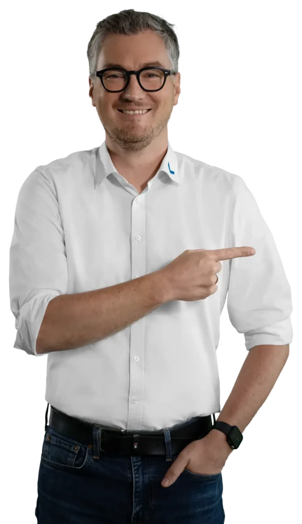 Un uomo con una camicia bianca indica con il dito di lato.