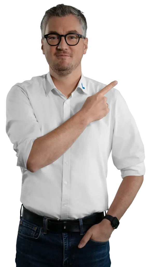 L'uomo con la camicia bianca indica di lato; è la persona di riferimento.