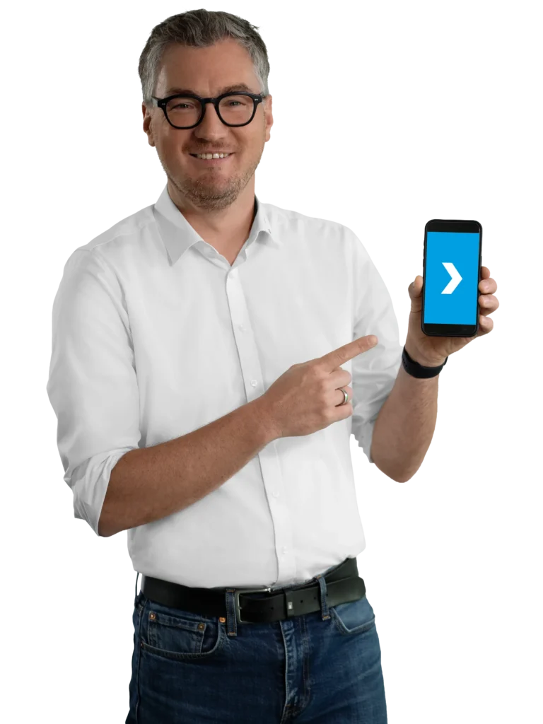 Un uomo in camicia bianca indica uno smartphone con una freccia blu.