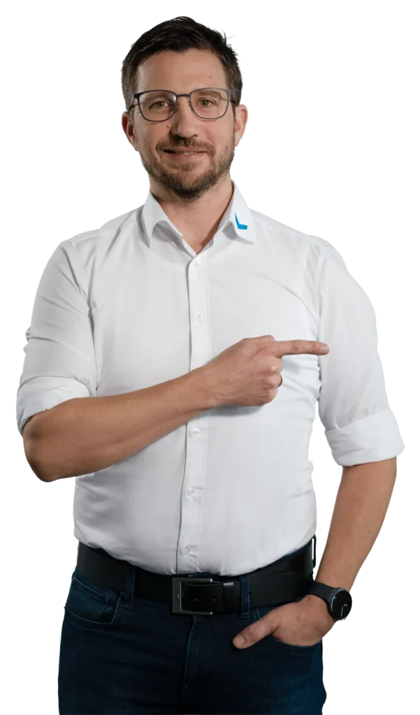 Un uomo con una camicia bianca indica con il dito di lato.