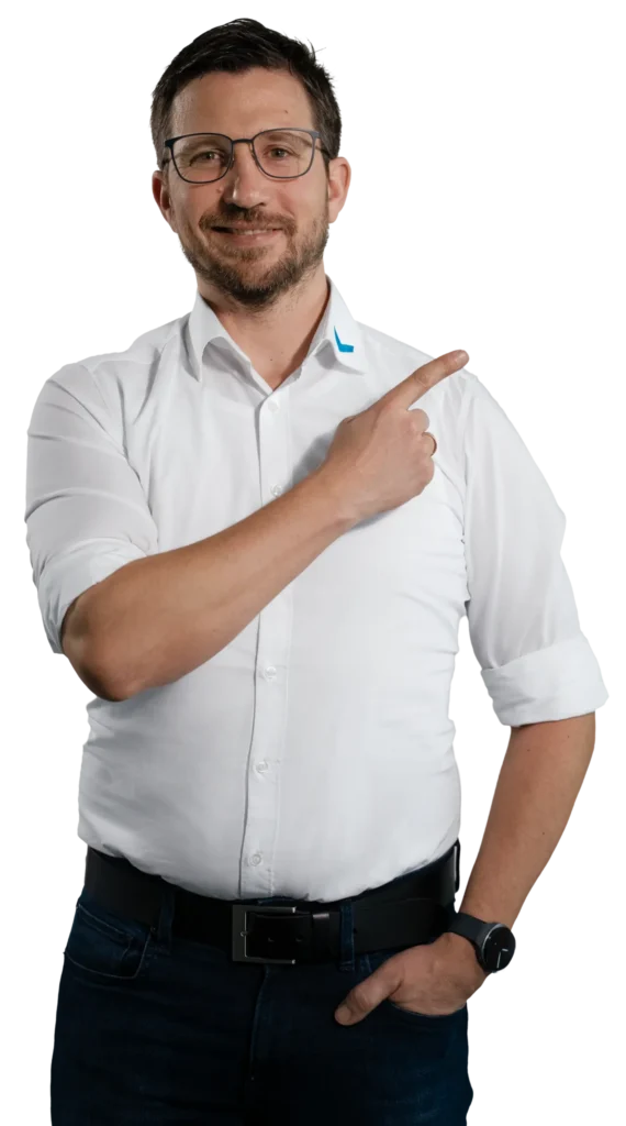 Un uomo con una camicia bianca indica con il dito verso destra