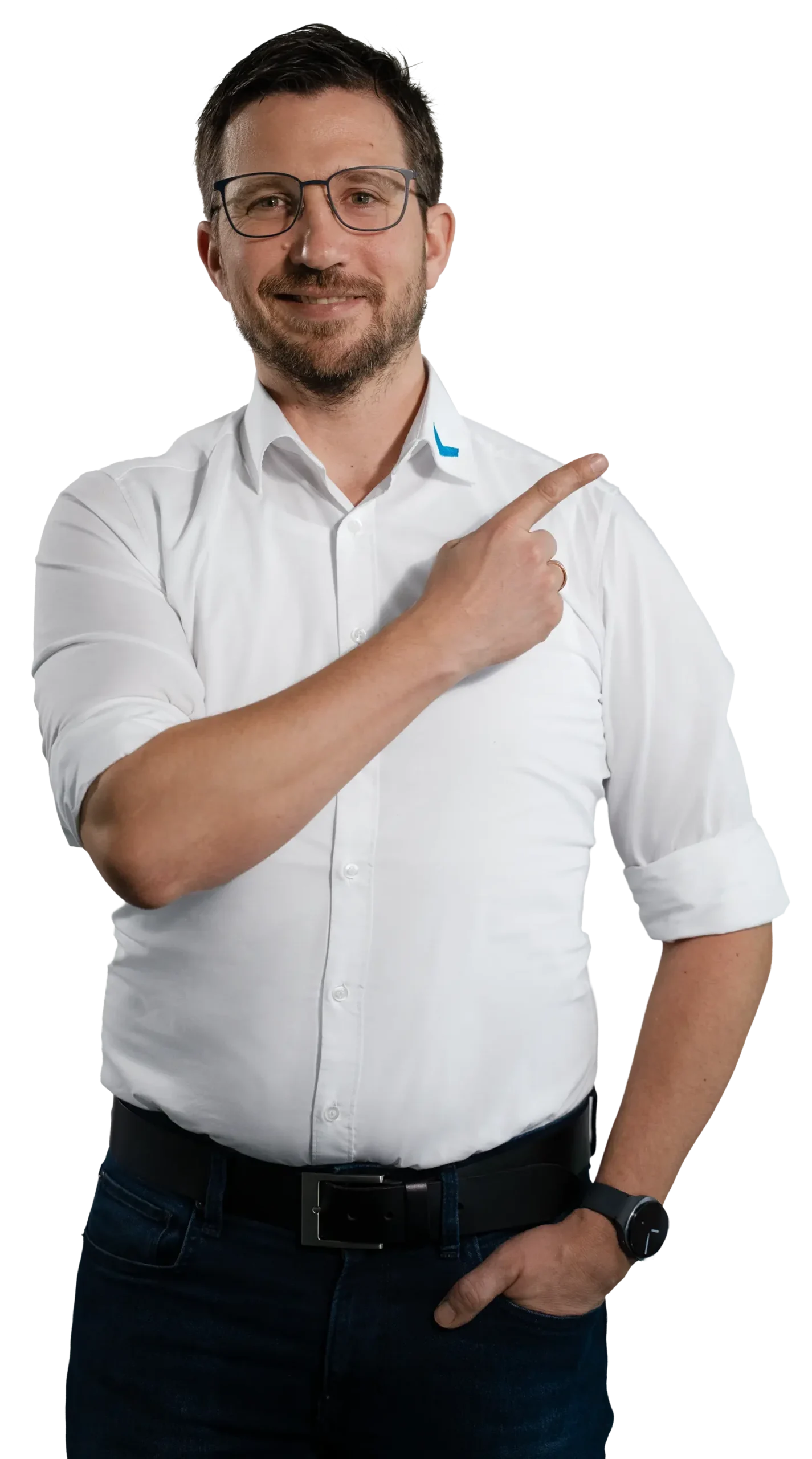 Un uomo con una camicia bianca indica con il dito verso destra
