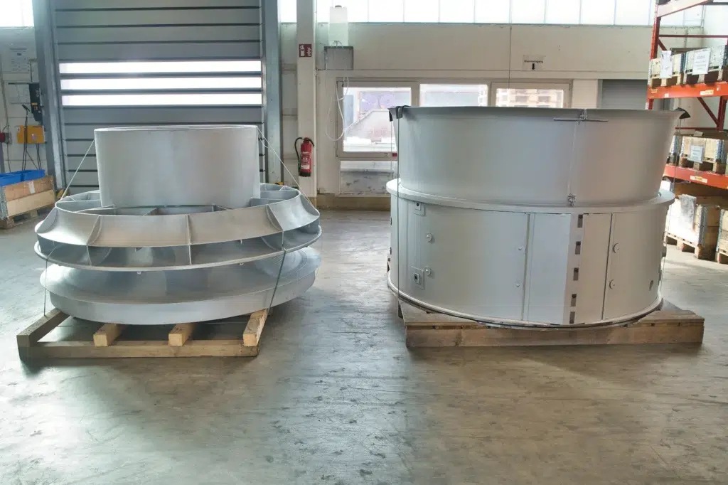 Due grandi componenti metallici per la turbina a gas SUCESSSTORYPC4 nel capannone.
