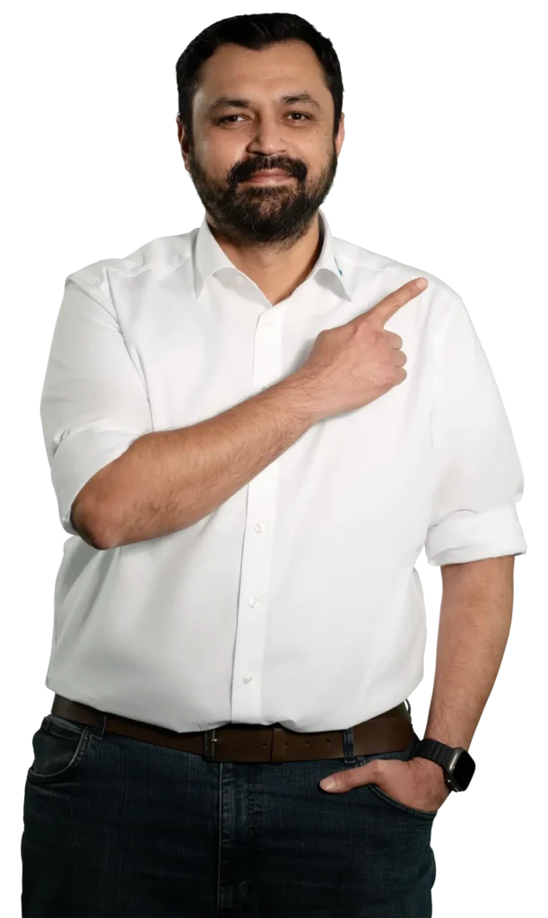 Un uomo in camicia bianca indica con il dito di lato: trattamento dell’acqua industriale e dell’acqua per uso domestico.