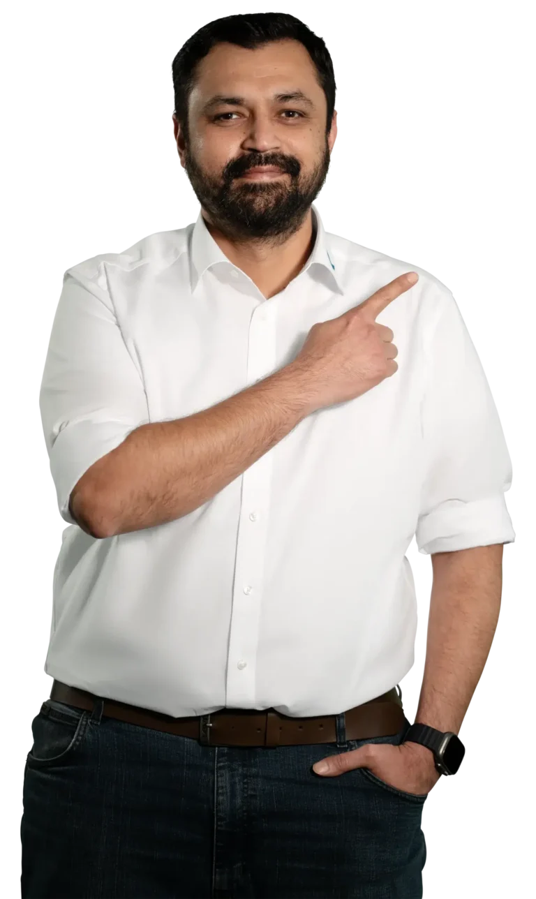 Un uomo in camicia bianca indica con il dito di lato: trattamento dell’acqua industriale e dell’acqua per uso domestico.