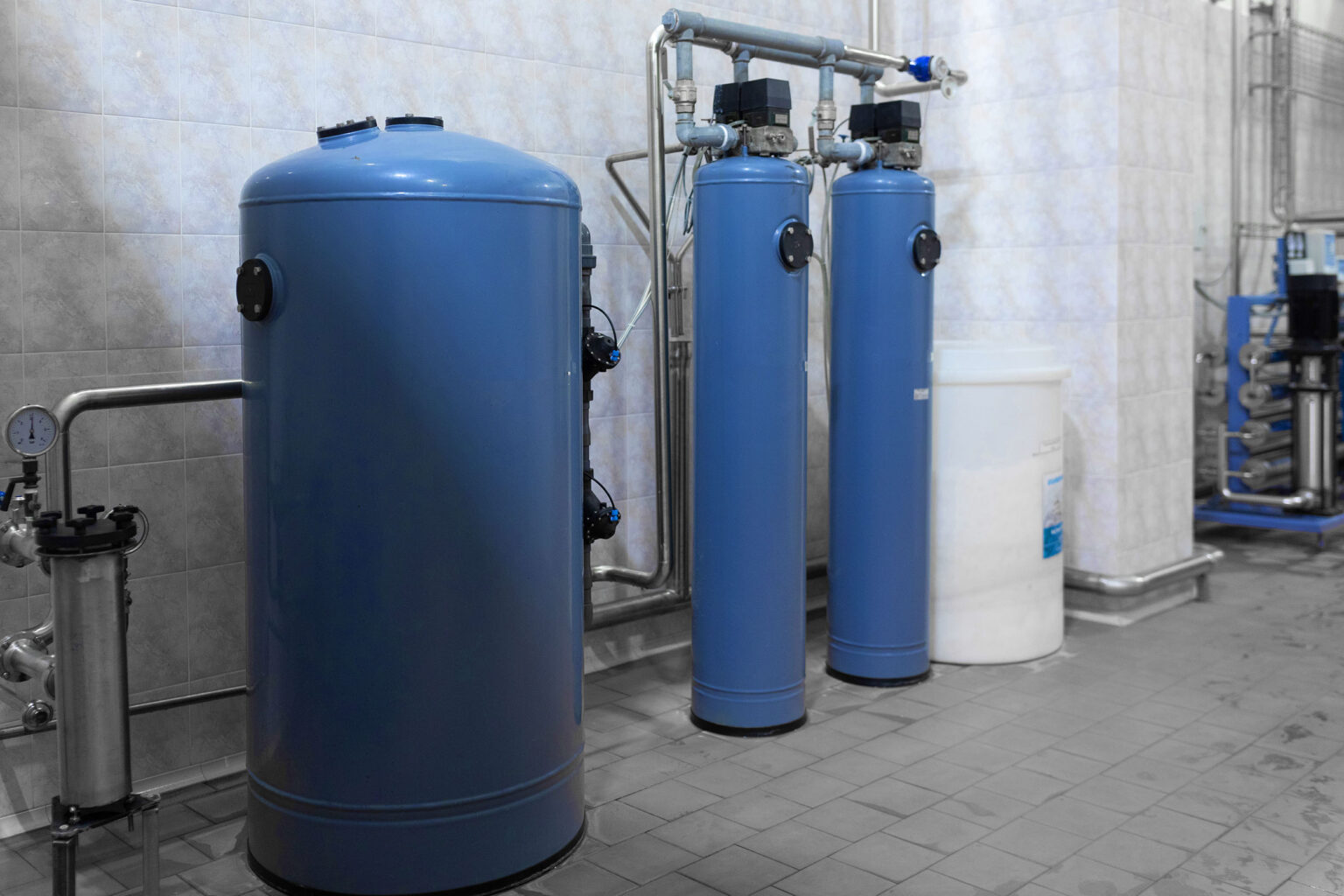 Serbatoi blu per lo scambio ionico nel trattamento delle acque.