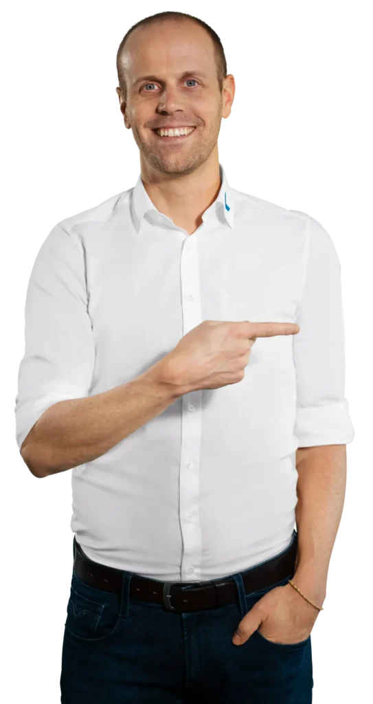 Un uomo in camicia bianca indica verso destra, nel contesto del riciclaggio dei rifiuti elettronici di Immark.