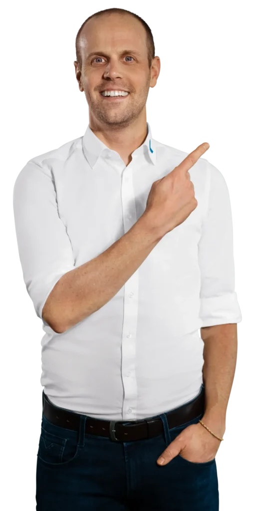 Un uomo con una camicia bianca indica con il dito verso destra.