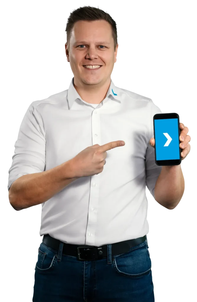 Un uomo con una camicia bianca indica uno smartphone con lo schermo blu.