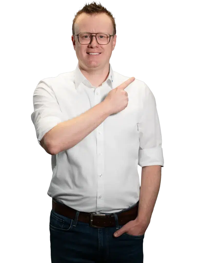 Una persona con una camicia bianca indica con il dito verso destra.