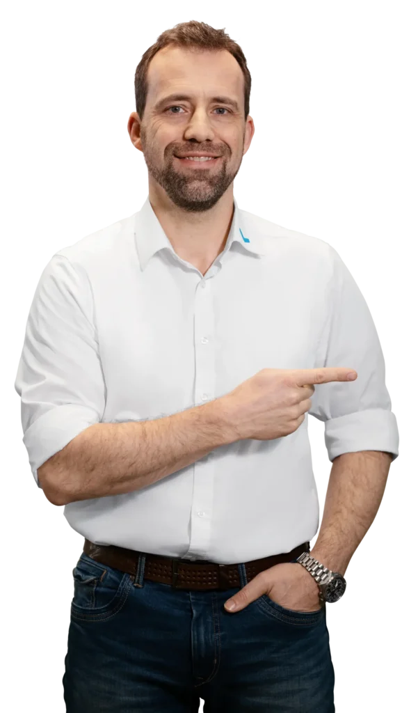 Un uomo con una camicia bianca indica con il dito di lato.