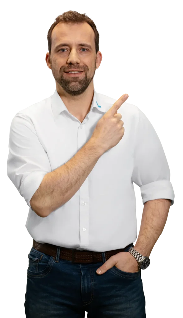 Un uomo con una camicia bianca indica verso destra.