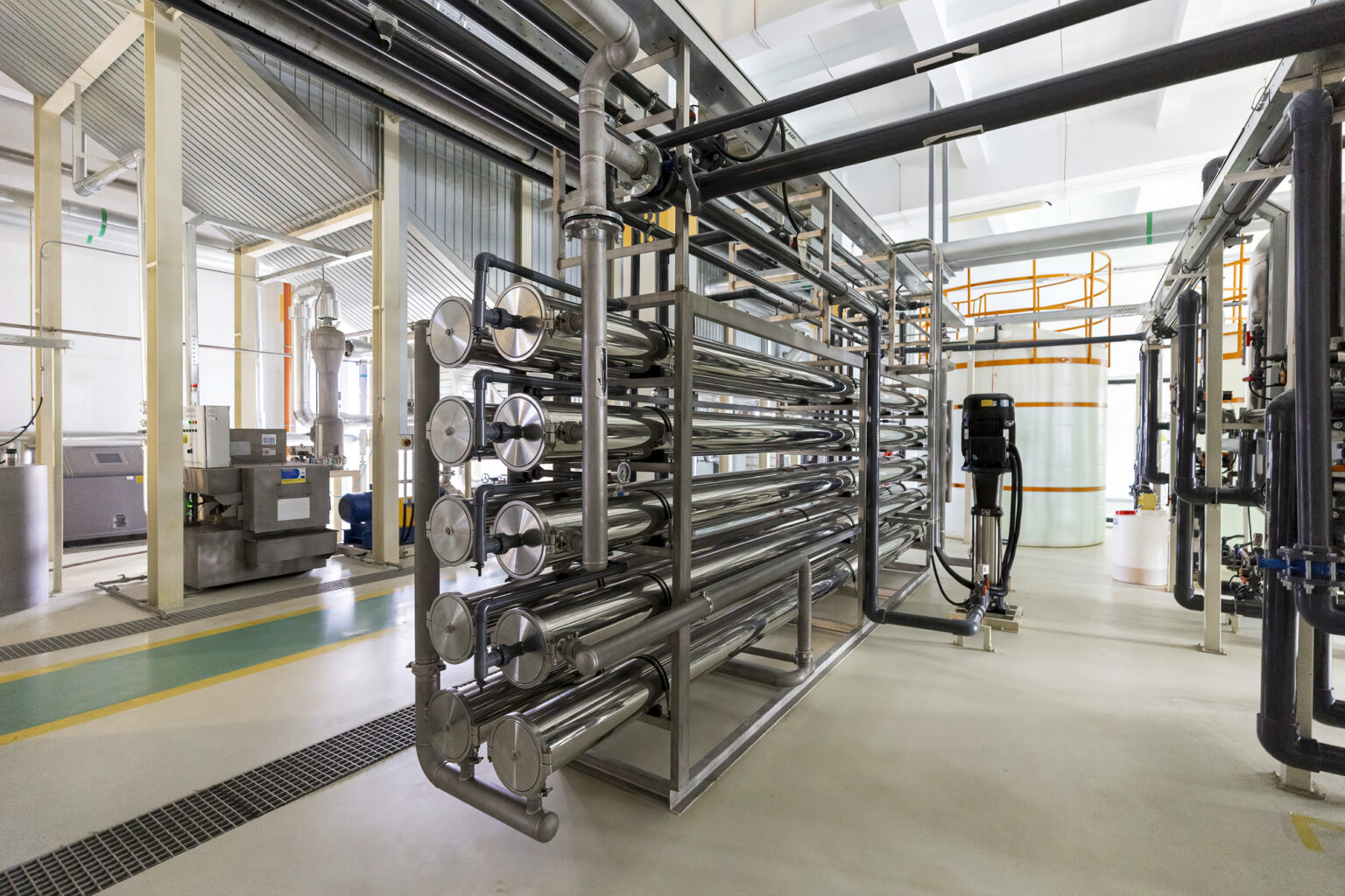 Tubi metallici lucidi per il trattamento dell'acqua tramite addolcimento e desalinizzazione in un ambiente industriale pulito
