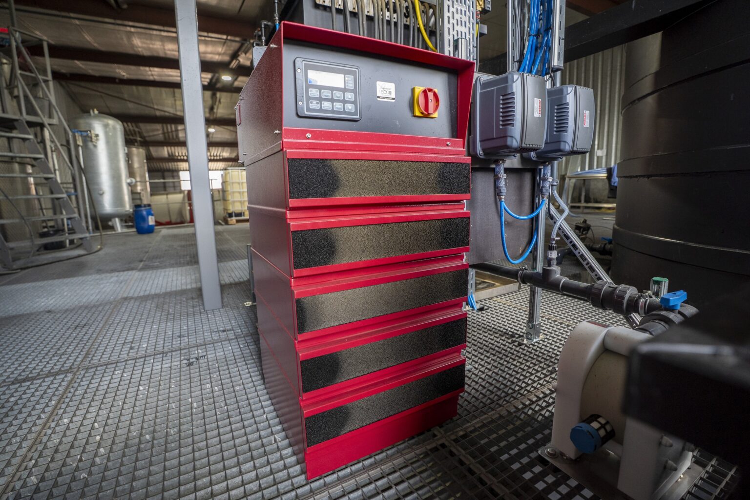 Impianto industriale per il trattamento delle acque mediante elettrocoagulazione.