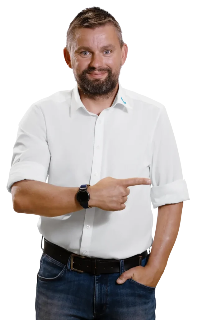 Un uomo con una camicia bianca indica con il dito di lato.