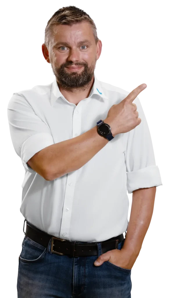 Un uomo in camicia bianca indica con il dito di lato.