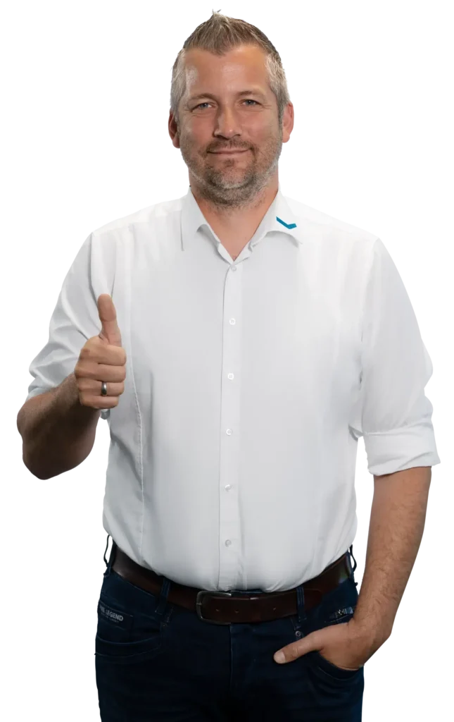 Un uomo con una camicia bianca fa il segno del pollice in su.