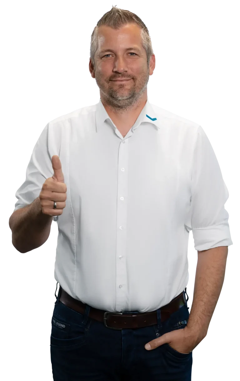 Un uomo con una camicia bianca fa il segno del pollice in su.