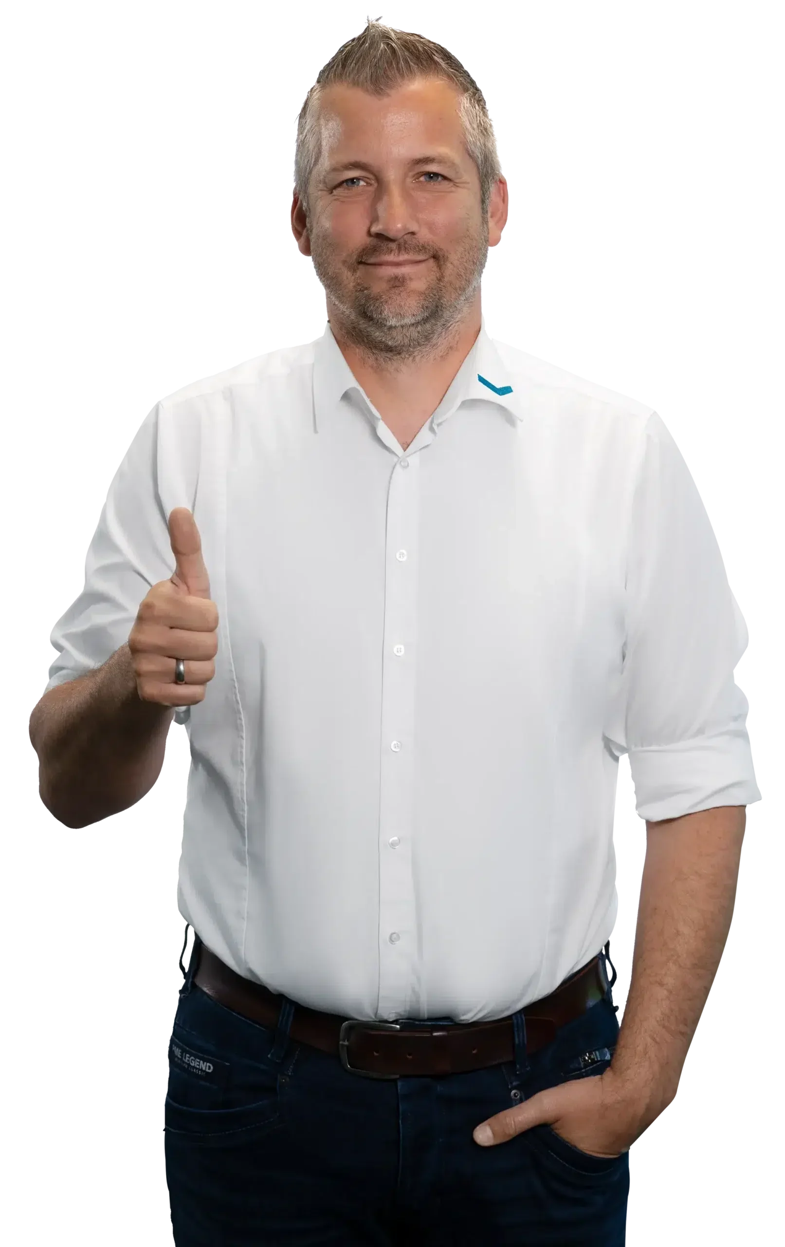 Un uomo con una camicia bianca fa il segno del pollice in su.
