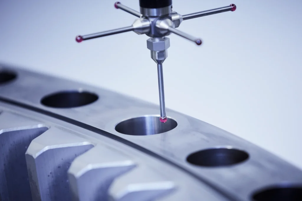 Immagine dettagliata di una misurazione 3D di un pezzo CNC nella sala di misurazione SPALECK