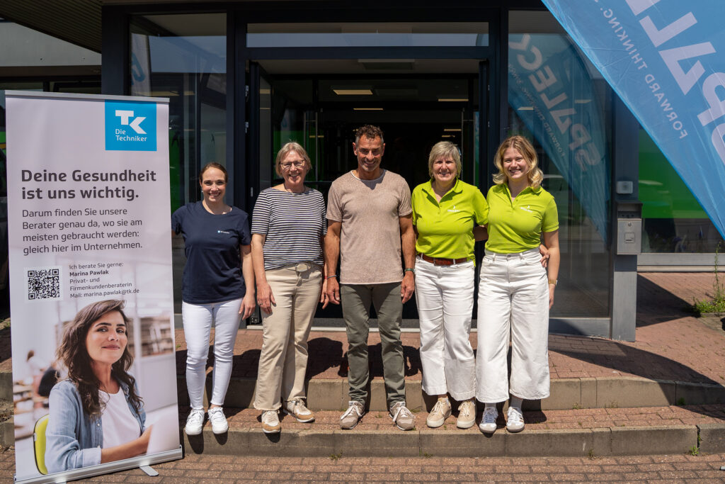 Foto di gruppo in occasione della Giornata della Salute di Spaleck con Marina Pawlak, Marlis Spaleck, Andreas Niedrig, Gabi Mumbek e Hanna Hitpaß davanti al Centro per la Salute di Spaleck