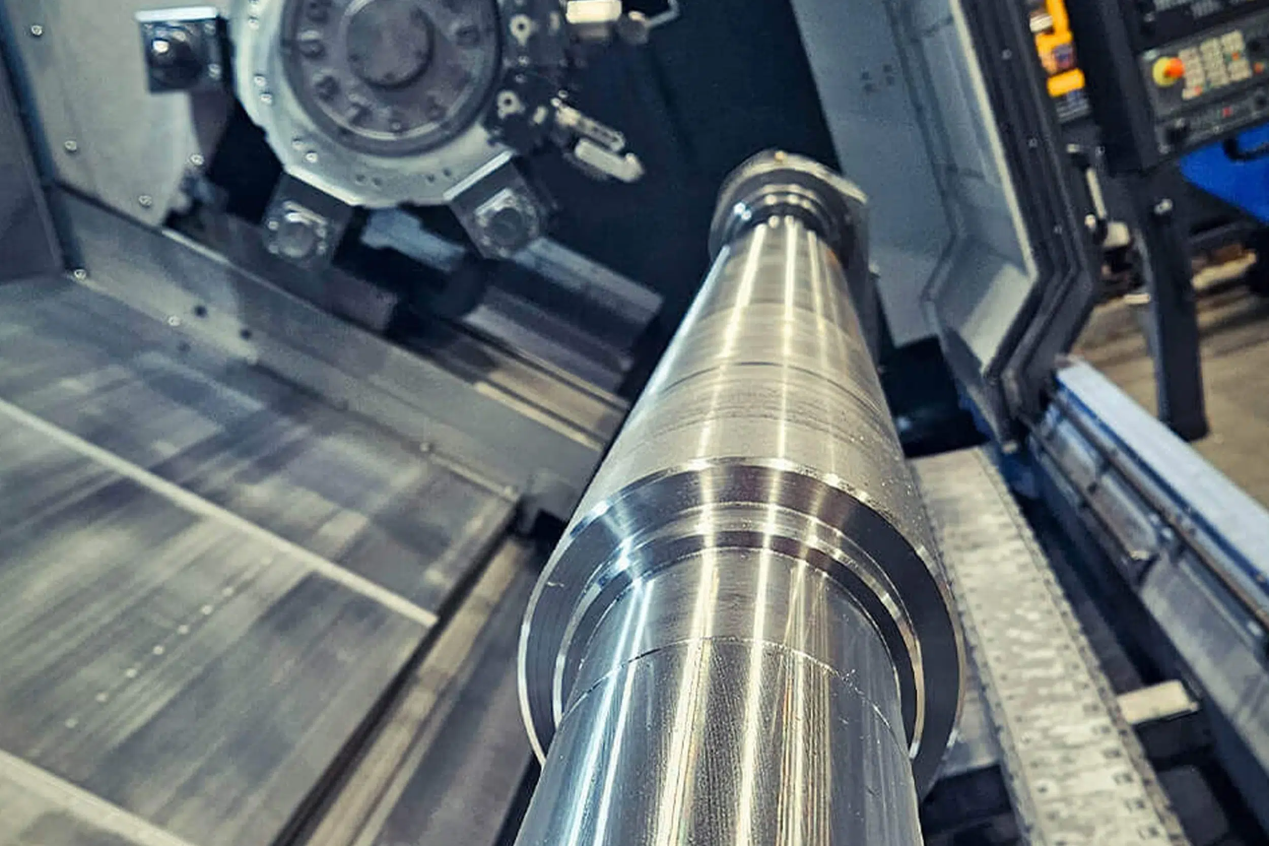 Uno sguardo all’interno di un centro di lavorazione CNC per la produzione di pezzi torniti lunghi presso l’azienda di lavorazione conto terzi SPALECK