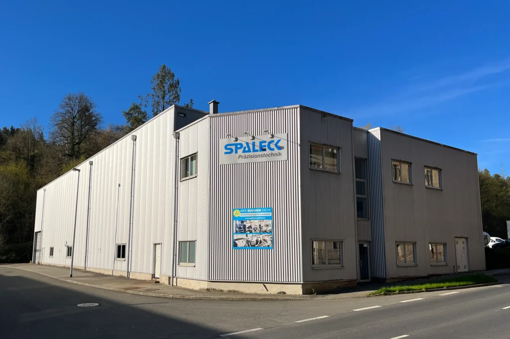 Edificio della Spaleck Präzisionstechnik GmbH & Co. KG con il logo aziendale sulla facciata.