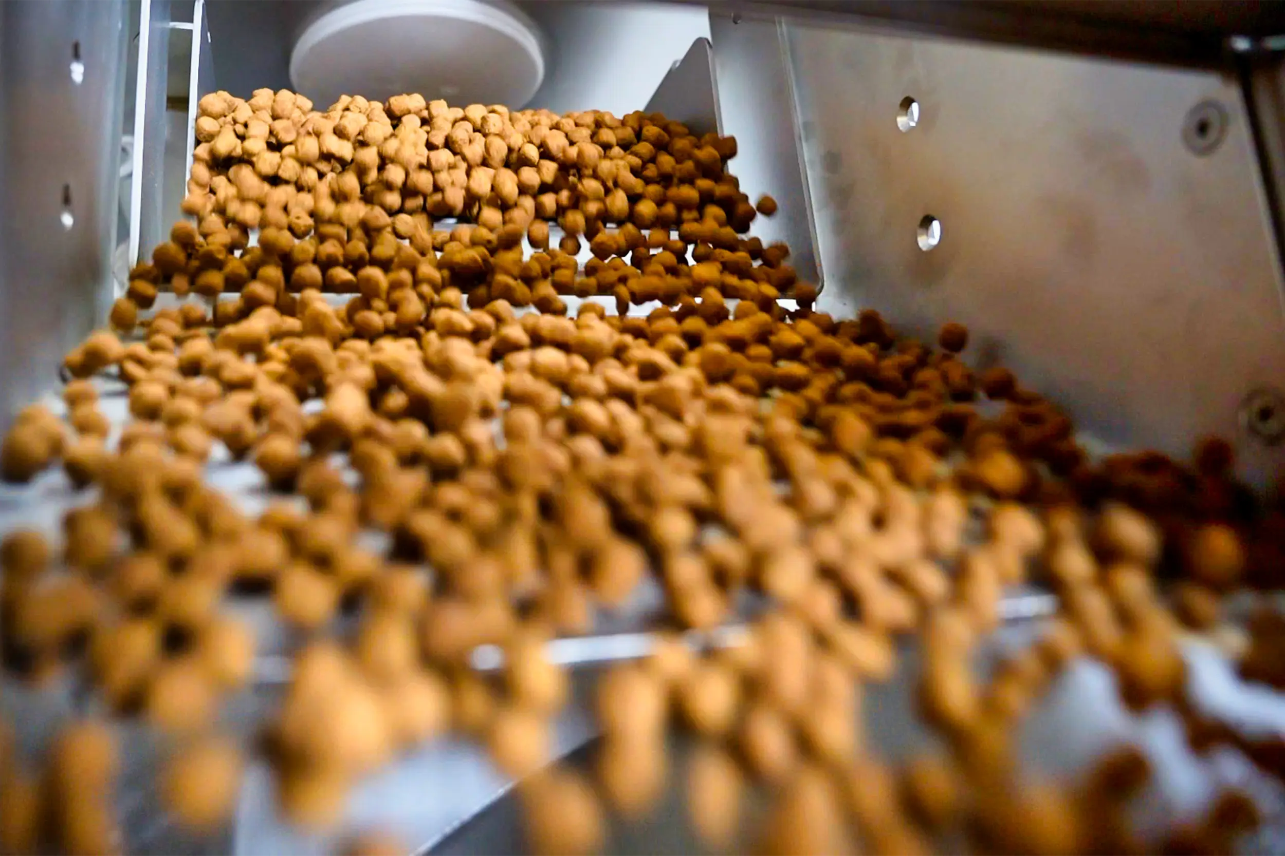 I vagli per mangimi setacciano pellet marroni.
