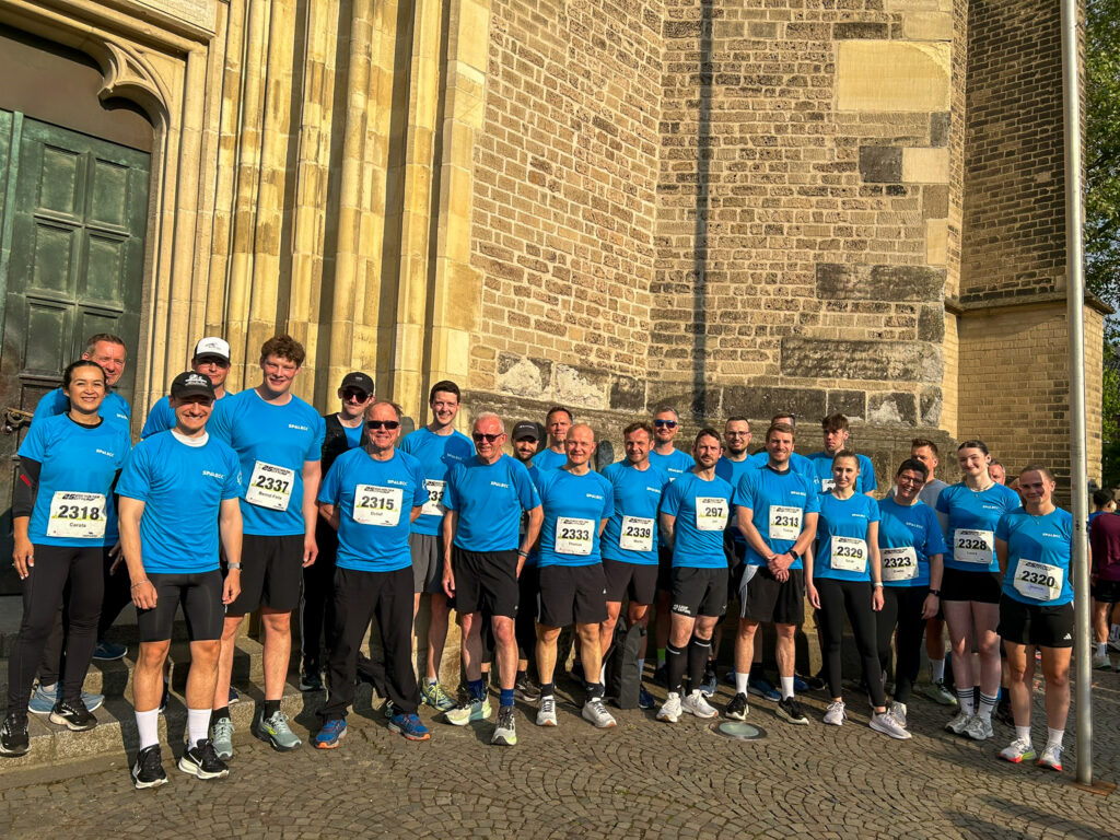 Foto di gruppo del team Spaleck alla Citylauf di Bocholt del 2026 con la nuova maglia blu SPALECK