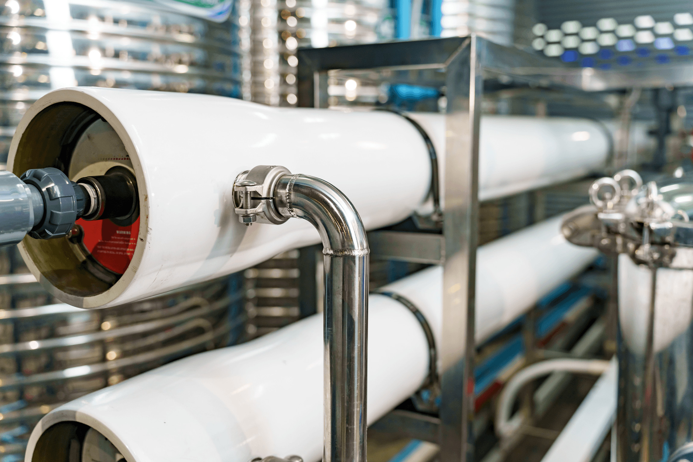Primo piano di un tubo bianco in un impianto di trattamento delle acque a uso industriale