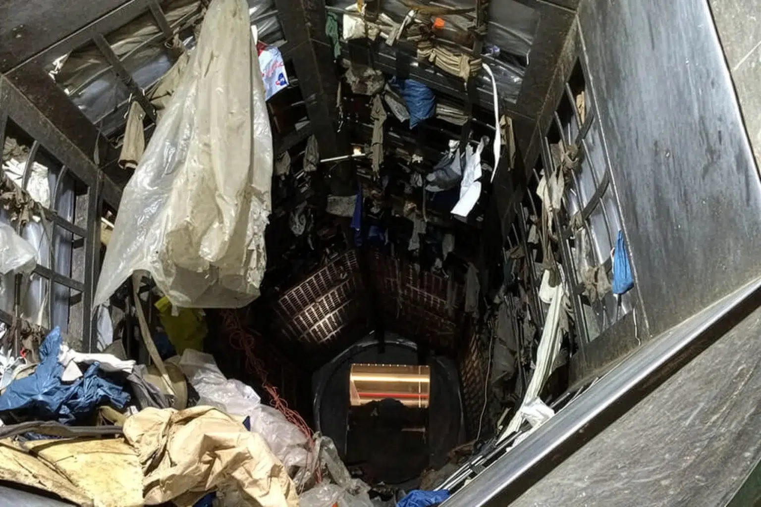 Vista interna di un vaglio a tamburo con diversi materiali.