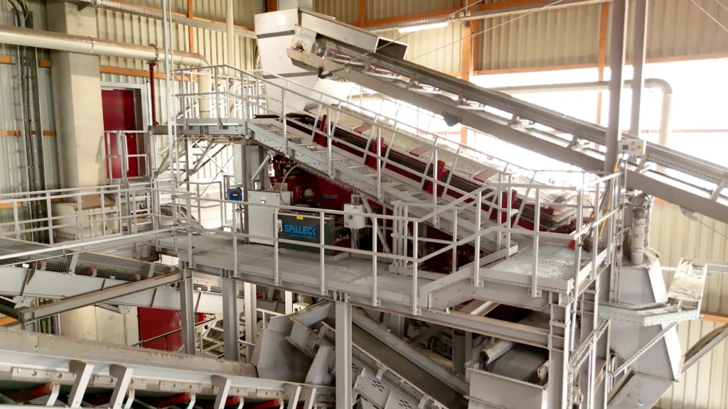 Uno sguardo a una vagliatrice SPALECK 3D COMBI in un nuovo e modernissimo impianto di riciclaggio dei metalli in Austria. La vagliatrice 3D COMBI sostituisce due vagliatrici di un altro produttore, con l’obiettivo di migliorare la qualità della vagliatura e, di conseguenza, la qualità complessiva della selezione. Si tratta di un progetto di retrofit all’interno di un nuovo impianto.