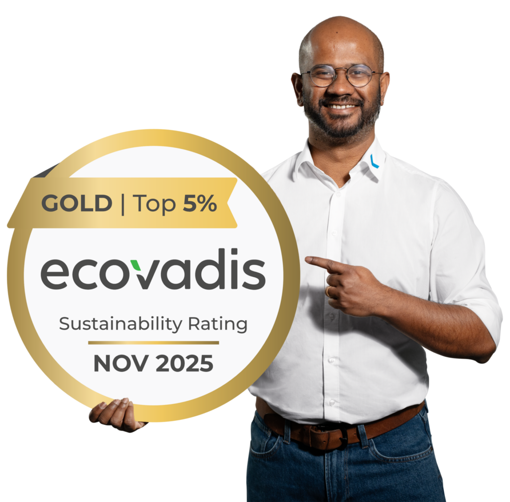 Mann im weißen Hemd zeigt auf ecoVadis Gold Auszeichnung